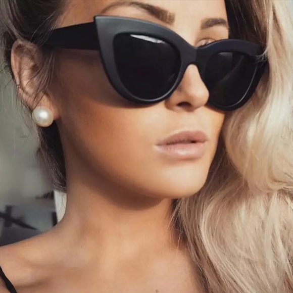 ⭐️FLASH SALE⭐️ Retro Black Cat Eye Sunglasses NEW - Picture 2 of 5
